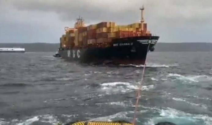 Çanakkale Boğazı'nda sürüklenen tekne kurtarıldı (2)