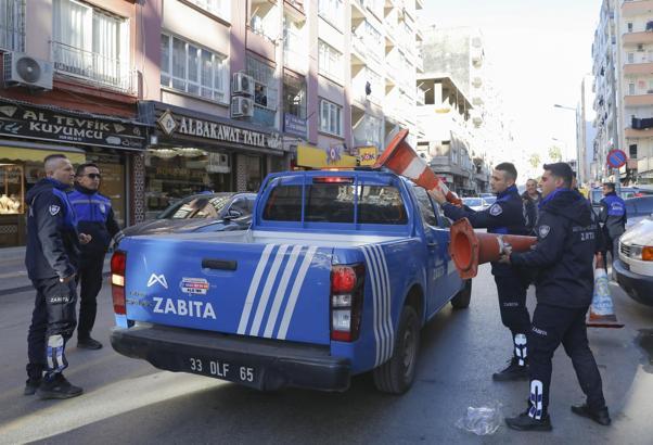 Mersin’de zabıtadan kaldırım denetimi