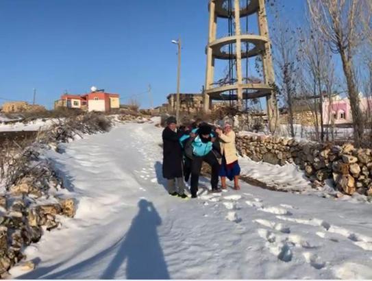 Sağlık personeli, yolu kardan kapalı köydeki hastayı ambulansa kadar sırtında taşıdı