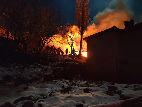 Samsun’da yangın; 2 ahşap ev kullanılamaz hale geldi