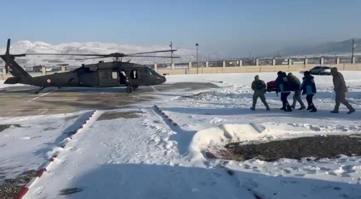Batman’da yolu kardan kapanan köydeki hasta, askeri helikopterle hastaneye ulaştırıldı