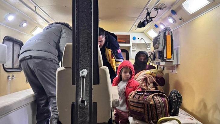 Köyde rahatsızlanan 2 bebek, paletli ambulansla hastaneye nakledildi