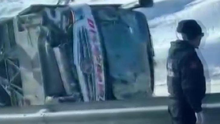 Yolcu otobüsü, buzlanan kara yolunda yan yattı; 2'si ağır 13