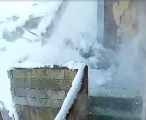 Evinin çatısındaki karı temizlerken düşüp yaralandı