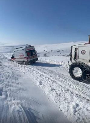 Elazığ’da ambulansın ilerleyemediği mezradaki hasta çocuğa greyderle ulaşıldı