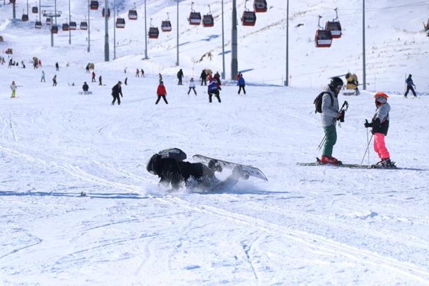 Erciyes’te kayak ve snowboard yaparken düşenler kamerada