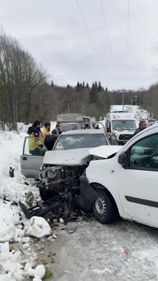 Kamyonet ile hafif ticari araç çarpıştı: 3'ü çocuk 7 yaralı