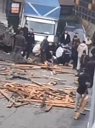 İstanbul - Gaziosmanpaşa'da çatı uçtu: 1 kişi yaralandı