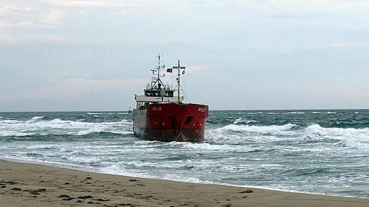 Tekirdağ'da fırtına; yük gemisi karaya oturdu
