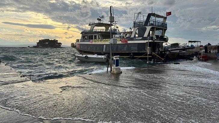 Erdek’te lodos; dalgalar, denizle karayı birleştirdi