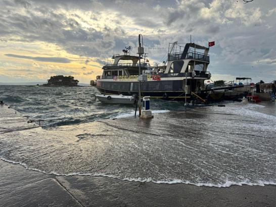 Erdek’te lodos; dalgalar, denizle karayı birleştirdi