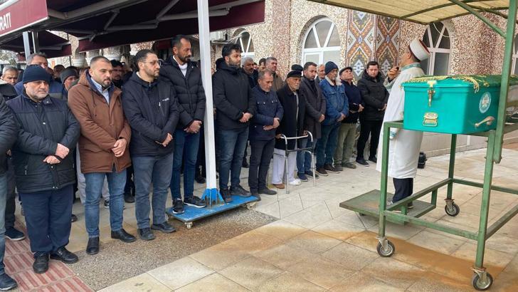 Otomobil direğe çarptı; baba ve oğlu öldü, sürücü anne ağır yaralı (2)