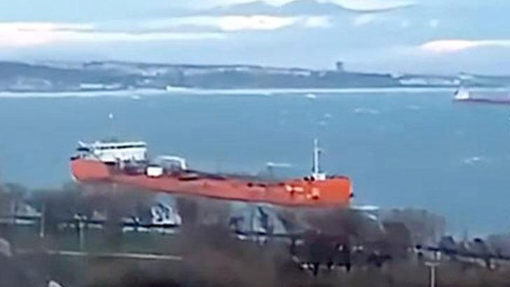 Avcılar'da tanker lodosun etkisiyle sahile sürüklendi