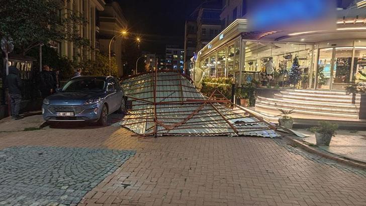 Samsun’da rüzgar çatıyı uçturdu; araçlar hasar gördü