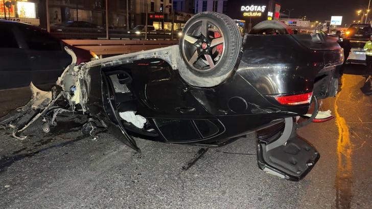 İstanbul - Avcılar’da aydınlatma direği ile 3 araca çarpan otomobil takla attı; sürücü kaçtı