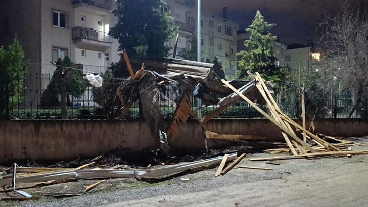 Bursa'da lodos çatıları uçurdu; araçlar zarar gördü
