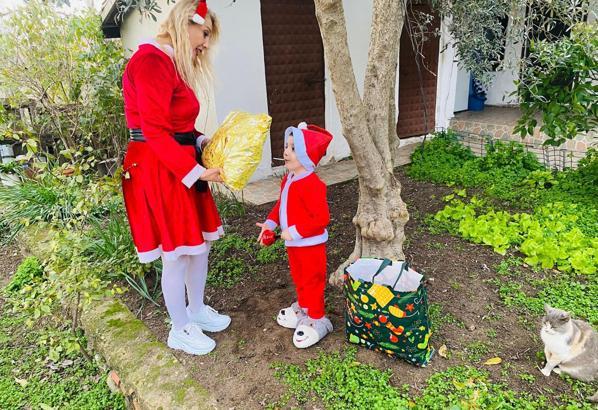 Tekirdağ'da çocukların 'Noel ablası' 100 çocuğa hediye dağıttı