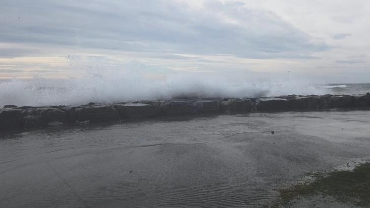 İstanbul- İstanbul’da lodos etkili oldu; dalgalar mendirekleri aştı