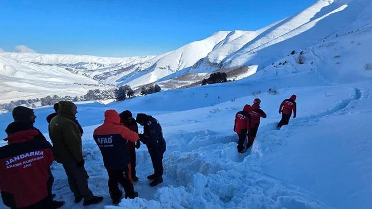 Artvin'de çığ altında kalan çobanı arama çalışmalarına ara verildi