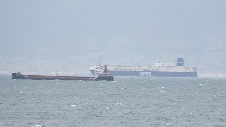 Yük gemileri, fırtına nedeniyle Edremit Körfezi'ne demirledi