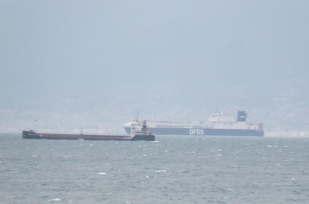 Yük gemileri, fırtına nedeniyle Edremit Körfezi'ne demirledi