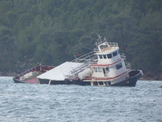 Balıkesir'de kuvvetli lodos nedeniyle sürüklenen feribot karaya oturup, yan yattı