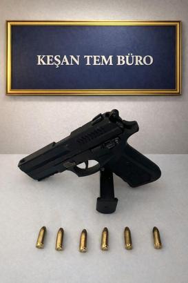 Arkadaşını ziyarete geldiği hastanede üzerinde silahla yakalandı