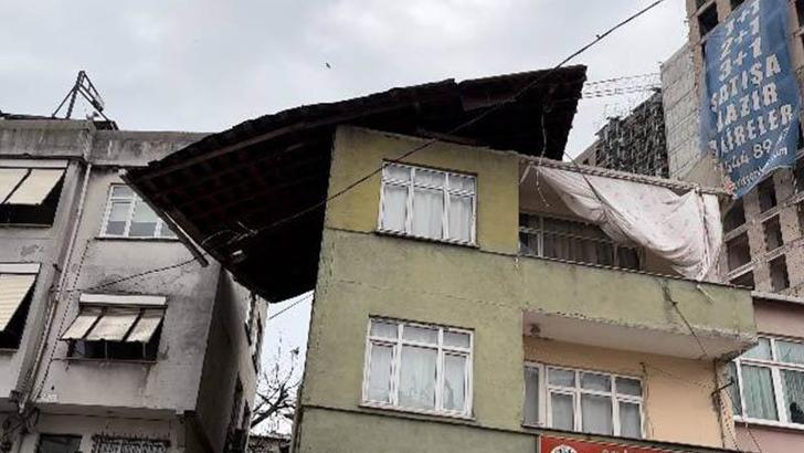 Gaziosmanpaşa'da binanın çatısı uçtu; kopan parçalar park halindeki araçların üzerine düştü