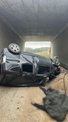 Hafif ticari araç otoyol köprüsünden düştü: 2 ölü, 3 yaralı