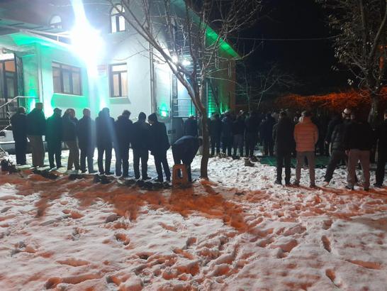 Kar üzerinde namazlarını kılarak Sarıkamış şehitlerini andılar