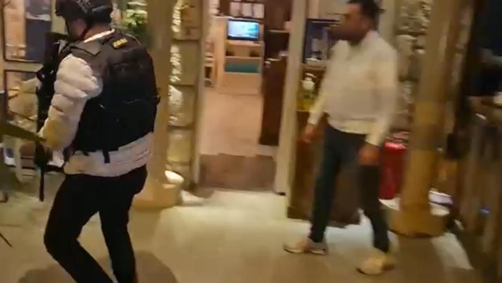 İstanbul - Eyüpsultan’da restorana operasyon; valizde değeri 7,5 milyon lira olan 50 silah bulundu