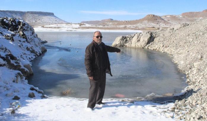 Baraj gölünün yüzeyi dondu