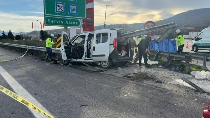 Otoyolda, hafif ticari araç bariyere çarptı: 2 ölü