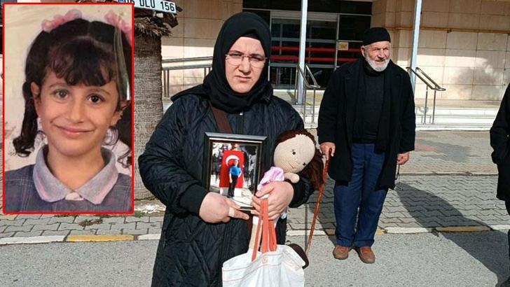 Üzerine koltuk düşen Ebrar’ın oyuncak bebeğiyle duruşmaya gelen annesi: Kimse bizi uyarmadı