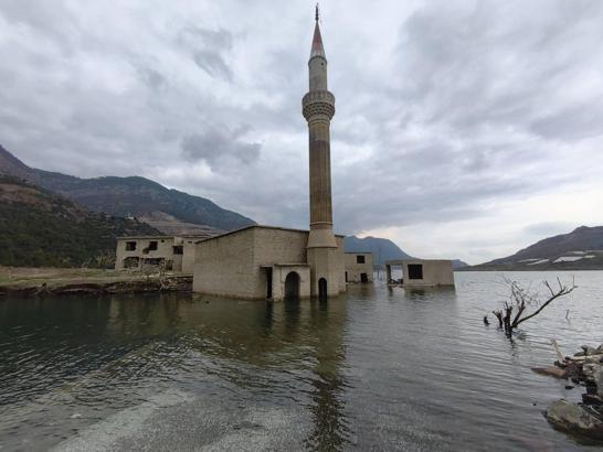 Baraj altında kalan mahalleden geriye birkaç ev ve cami kaldı