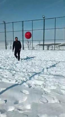 Öğrenciler, eksi 6 derecede halı sahada kar üzerinde futbol oynadı