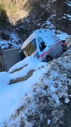 Adana’da buzlanma nedeniyle kayan ambulans şarampole düştü