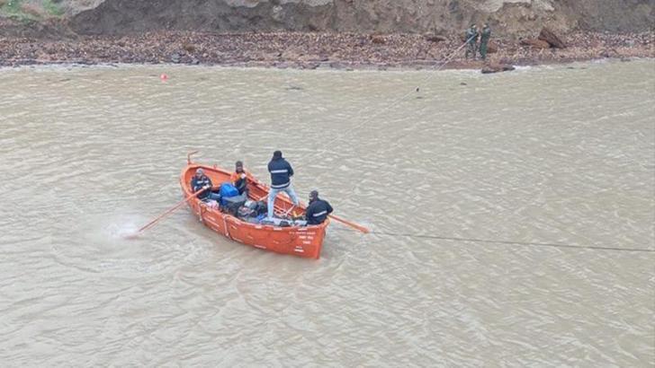 Karadeniz'de Türk gemisi karaya oturdu; 3'ü Türk 11 mürettebat kurtarıldı
