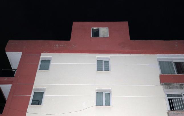 Boş apartmanın çatısında ateş yaktılar