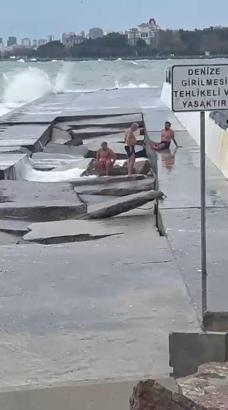 İstanbul- Kadıköy’de dev dalgaların çarptığı 3 yüzücü kayalıklara düştü; bacakları kırıldı