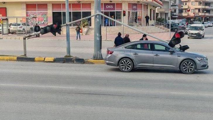 Otomobilin üstüne sinyalizasyon direği devrildi