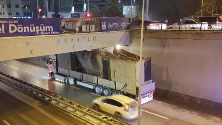 Beton blok taşıyan TIR, alt geçitte sıkıştı