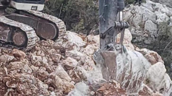 Üzerine çıktığı duvarın çökmesi sonucu kayaların altında kalıp öldü