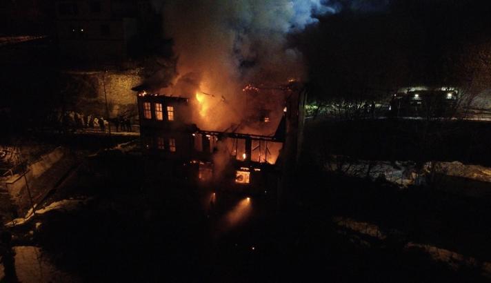 Karabük’te 2 katlı tarihi konak yandı