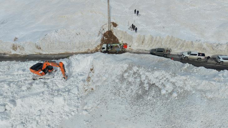 Elektrik ekiplerinin çığ bölgesinde arızaları gidermek için zorlu mücadelesi