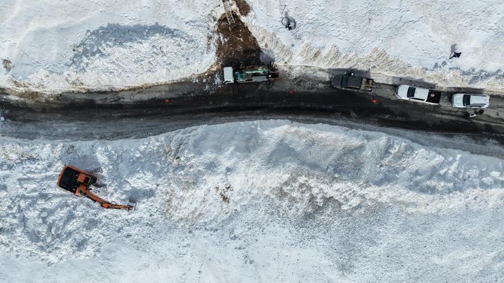 Ulaşımın tek şeritten sağlandığı Van-Çatak kara yolunda genişletme çalışması yapıldı