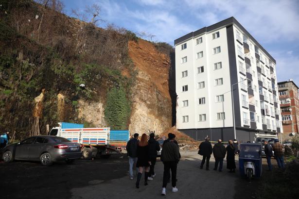 Trabzon'da heyelanda hasar gören 6 katlı bina boşaltıldı