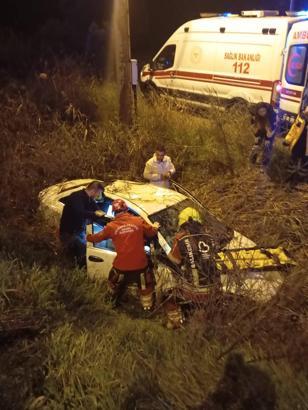 Otomobil, şarampole yuvarlandı; sıkışan 2 yaralıyı itfaiye kurtardı