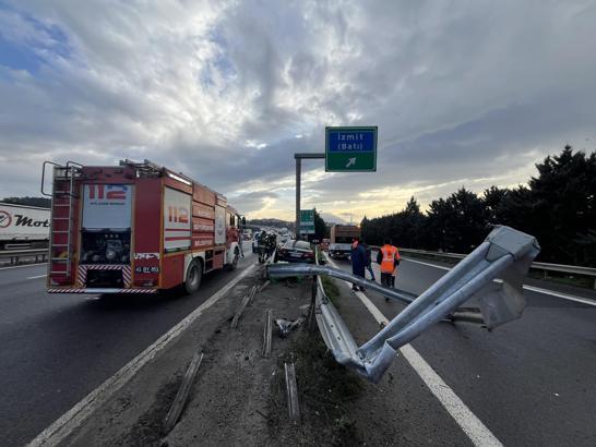 TEM’de bariyere çarpan otomobilin sürücüsü yaralandı
