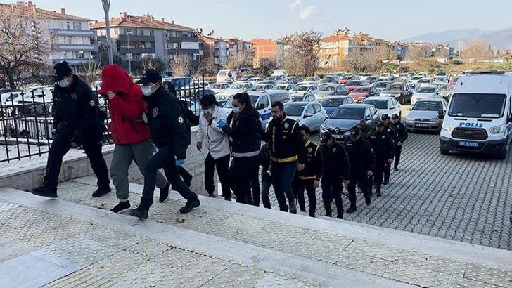 İzmir'de fuhşa aracılık eden şüphelilere operasyon; 8 gözaltı